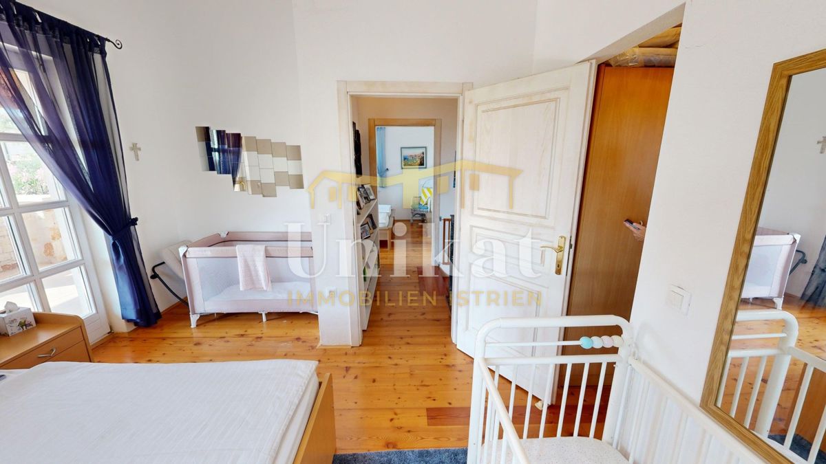 Dvojna hiša z bazenom v istrskem slogu